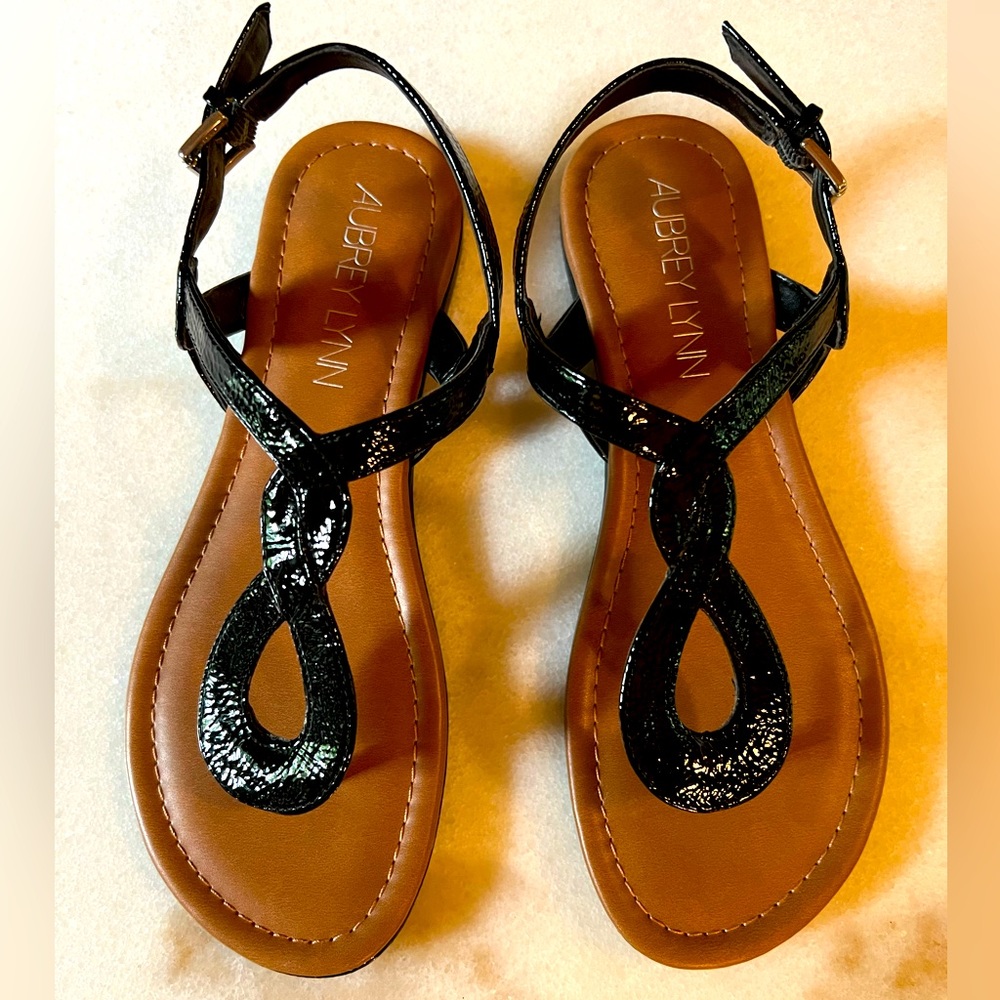 New Aubrey Lynn Black Patented Flats Sandals Size 7